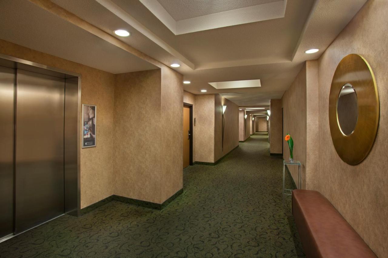화이트 오크스 컨퍼런스&리조트 스파 나이아가라온더레이크 외부 사진 A typical hotel corridor