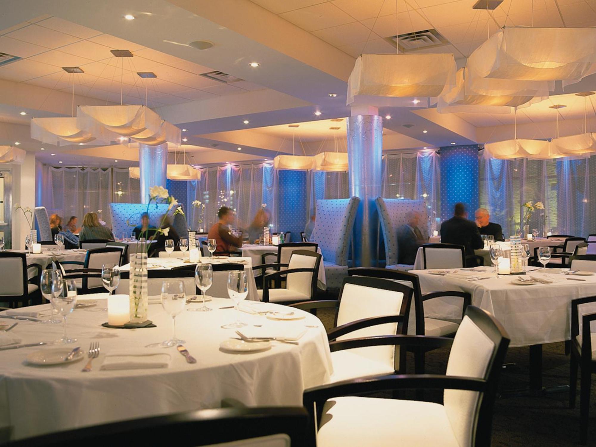 화이트 오크스 컨퍼런스&리조트 스파 나이아가라온더레이크 외부 사진 The interior of the restaurant