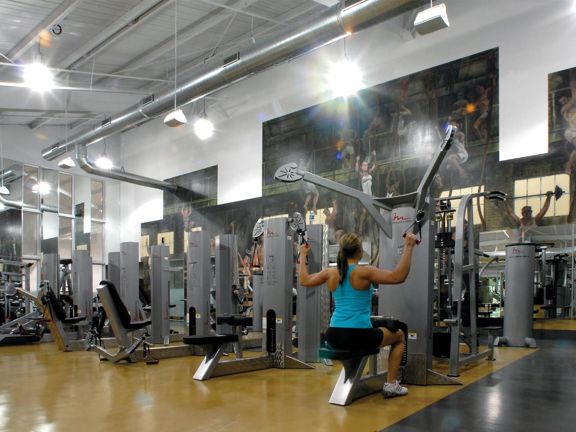 화이트 오크스 컨퍼런스&리조트 스파 나이아가라온더레이크 외부 사진 A woman works out on a lat pulldown machine.