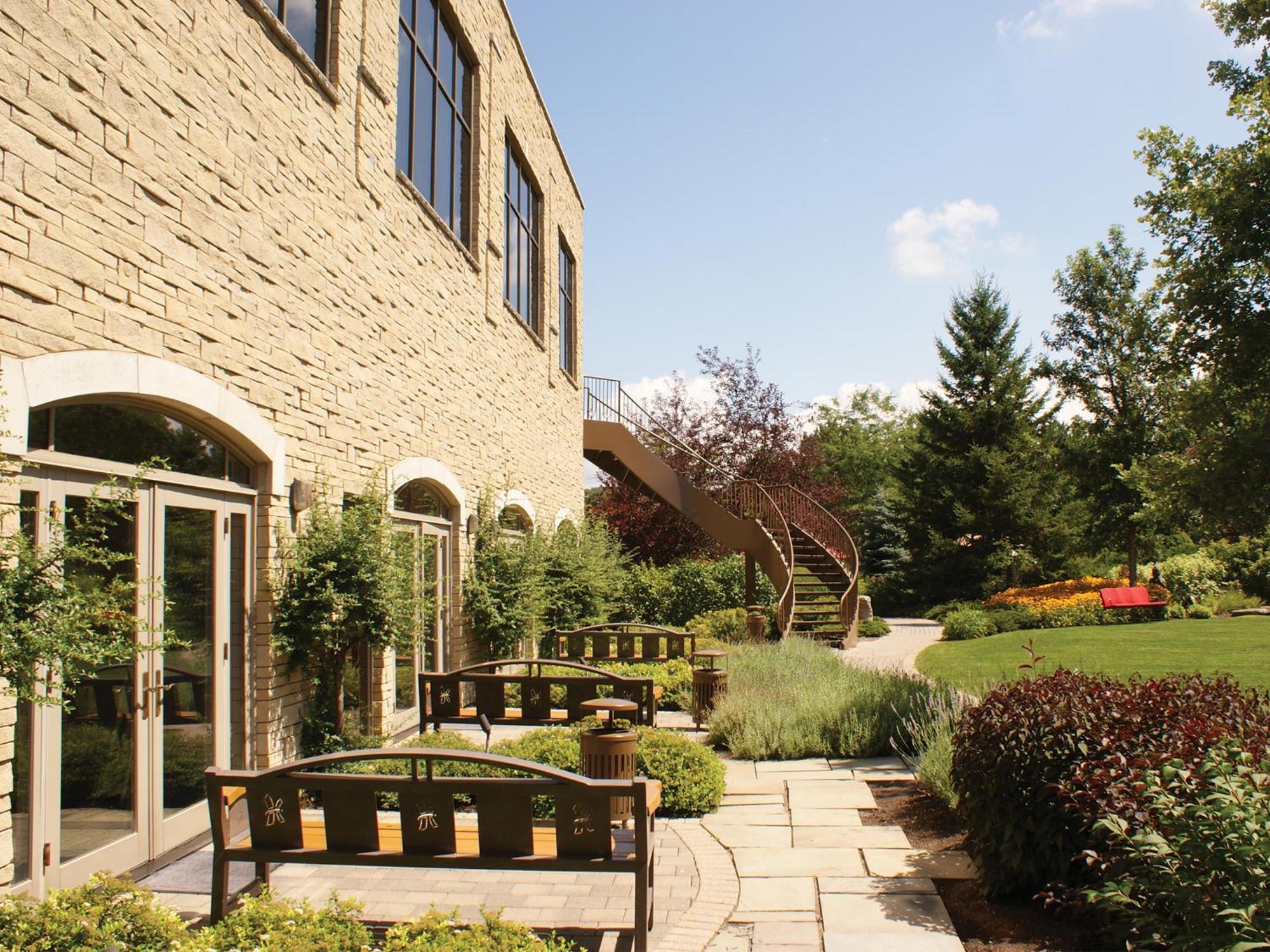 화이트 오크스 컨퍼런스&리조트 스파 나이아가라온더레이크 외부 사진 The courtyard at the Royal Berkshire Hospital