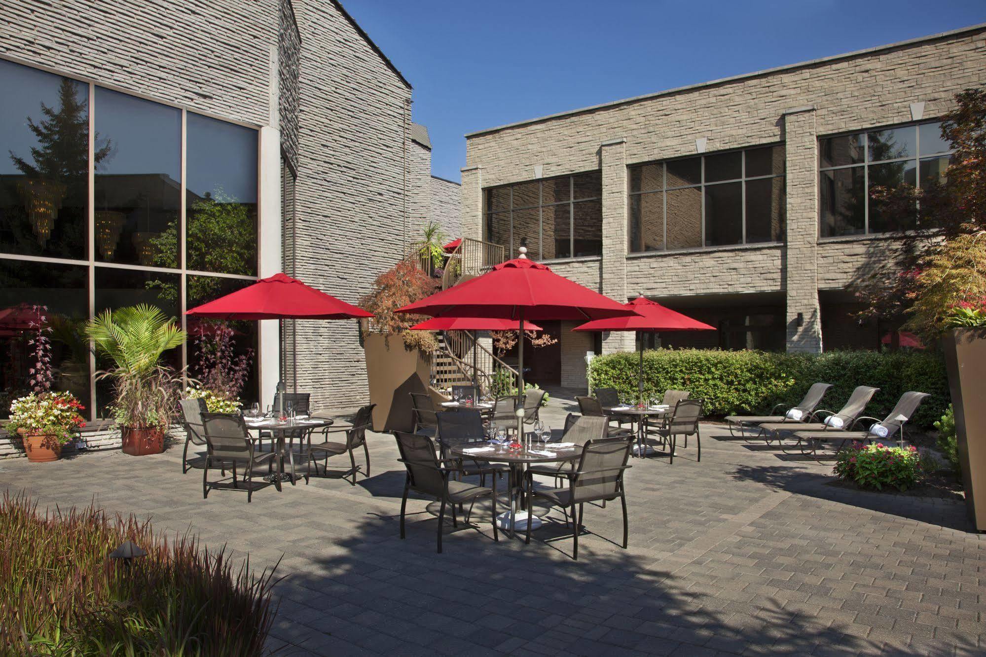 화이트 오크스 컨퍼런스&리조트 스파 나이아가라온더레이크 외부 사진 The outdoor patio at the hotel