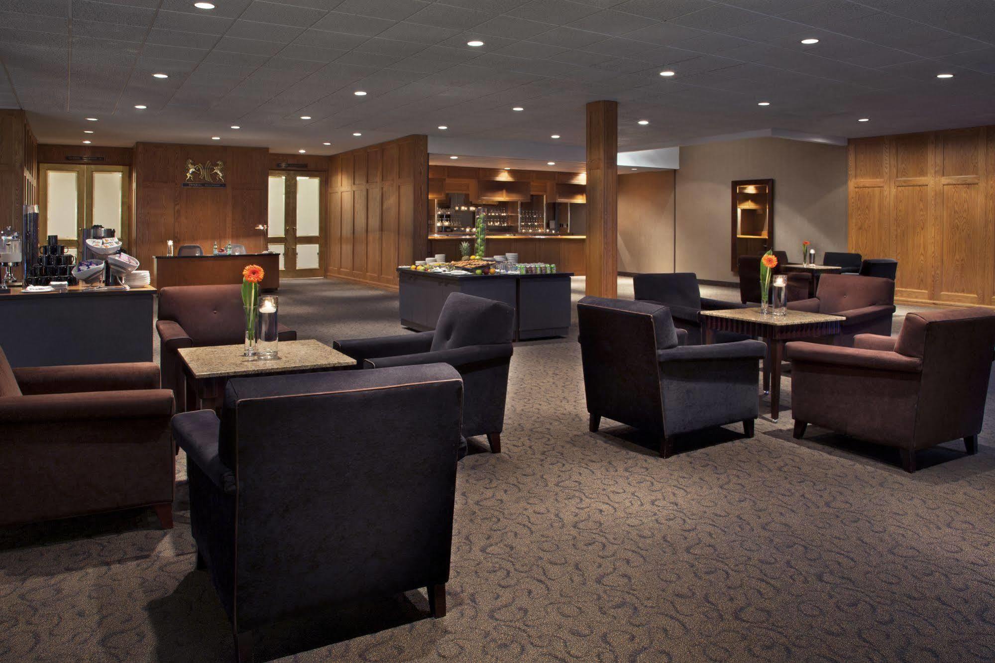 화이트 오크스 컨퍼런스&리조트 스파 나이아가라온더레이크 외부 사진 The Club lounge at Vancouver International Airport